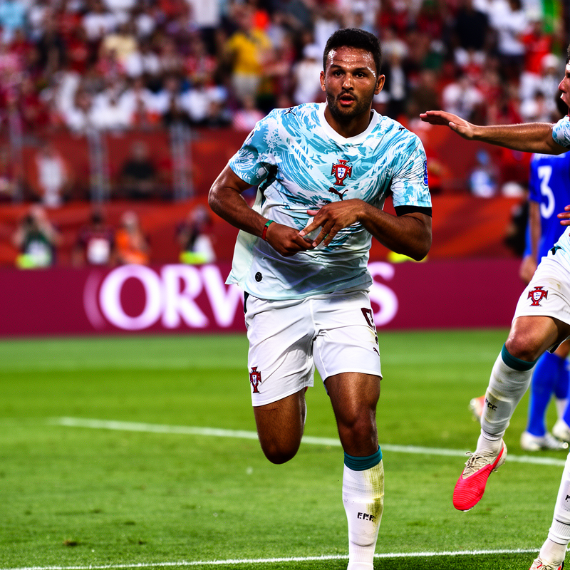 2026世界杯16强战：尊龙凯时视角下的传奇谢幕与新星崛起｜尊龙凯时赛事资讯配图